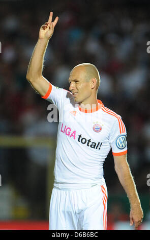 Münchens Arjen Robben feiert 4: 0-Sieg nach den DFB-Pokal 1. Runde Match zwischen SSV Jahn Regensburg und dem FC Bayern München in Jahnstadium in Regensburg, Deutschland, 20. August 2012. Foto: Andreas Gebert Stockfoto