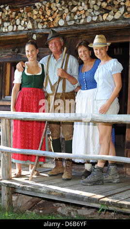 Hotelier des Hotel Stanglwirt Balthasar Hauser, seine Frau Magdalena und seinen Töchtern Elisabeth (L) und Maria (R) stellen auf der Alm Hauser in der Nähe von Going in Tirol, Österreich, 20. August 2012. Foto: Ursula Düren Stockfoto