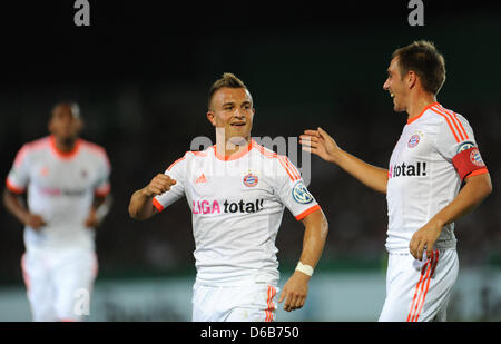 Münchens Xherdan Shaqiri (M) feiert sein Tor mit Philipp Lahm während der DFB-Pokal 1. Runde Match zwischen SSV Jahn Regensburg und dem FC Bayern München in Jahnstadium in Regensburg, Deutschland, 20. August 2012. München gewann mit 4: 0. Foto: Andreas Gebert Stockfoto