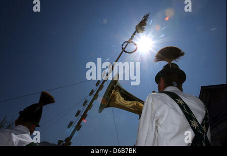 (DATEI) Ein Archivfoto vom 1. Mai 2007 zeigt, dass ein Mitglied eines Musikvereins spielen, während ein 30 Meter lange pole können in Rettenberg, Deutschland errichtet ist. Es gibt rund 2.000 Musik-Vereine in Bayern. Foto: Karl-Josef Hildenbrand Stockfoto
