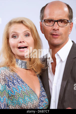 Schauspieler Annette Frier und Christoph Maria Herbst kommen bei der Premiere des Sat. 1-Films "Und dann bist du gegangen" in Berlin, Deutschland, 21. August 2012. Der Film wird am 4. September 2012 ausgestrahlt werden. Foto: Jörg Carstensen Stockfoto