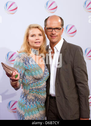 Schauspieler Annette Frier und Christoph Maria Herbst kommen bei der Premiere des Sat. 1-Films "Und dann bist du gegangen" in Berlin, Deutschland, 21. August 2012. Der Film wird am 4. September 2012 ausgestrahlt werden. Foto: Jörg Carstensen Stockfoto