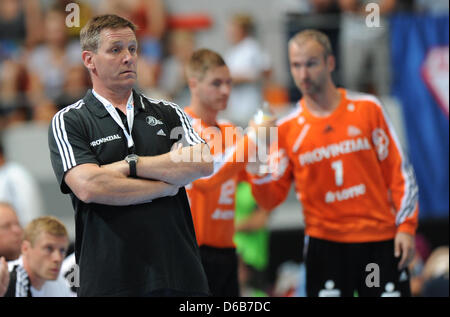 Kiel Trainer Alfred Gislason steht an der Seitenlinie während des Spiels der deutschen Handball Association (DHB) Supercup zwischen THW Kiel und SG Flensburg-Handewitt im Olympischen Eis Sportzentrum in München, Deutschland, 21. August 2012. Foto: Marc Müller Stockfoto