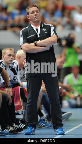 Kiel Trainer Alfred Gislason steht an der Seitenlinie während des Spiels der deutschen Handball Association (DHB) Supercup zwischen THW Kiel und SG Flensburg-Handewitt im Olympischen Eis Sportzentrum in München, Deutschland, 21. August 2012. Foto: Marc Müller Stockfoto