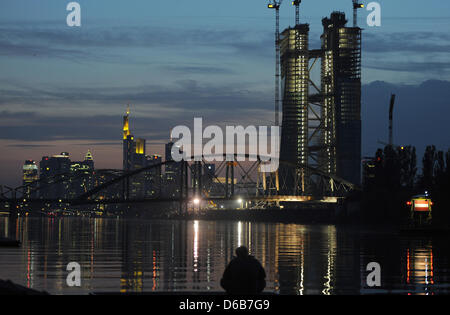 Blick auf die neuen Osthafen Brücke vor der Skyline von Frankfurt Main, Deutschland, 21. August 2012. Arbeiten an die Brücke musste wegen schlechtem Wetterwarnungen eingestellt werden. Arbeiten werden am 22. August 2012 fortgesetzt. Die Brücke ist 175 m lang und wird im Juli 2013 für den Verkehr geöffnet. Foto: Arne Dedert Stockfoto