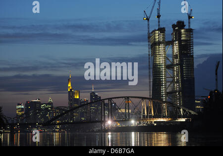 Blick auf die neuen Osthafen Brücke vor der Skyline von Frankfurt Main, Deutschland, 21. August 2012. Arbeiten an die Brücke musste wegen schlechtem Wetterwarnungen eingestellt werden. Arbeiten werden am 22. August 2012 fortgesetzt. Die Brücke ist 175 m lang und wird im Juli 2013 für den Verkehr geöffnet. Foto: Arne Dedert Stockfoto