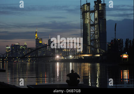 Blick auf die neuen Osthafen Brücke vor der Skyline von Frankfurt Main, Deutschland, 21. August 2012. Arbeiten an die Brücke musste wegen schlechtem Wetterwarnungen eingestellt werden. Arbeiten werden am 22. August 2012 fortgesetzt. Die Brücke ist 175 m lang und wird im Juli 2013 für den Verkehr geöffnet. Foto: Arne Dedert Stockfoto