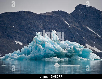 Ein bizarr geformter Eisberg schwimmt weg von Knud Rasmussen Gletscher rund 80 Kilometer nordwestlich von Tasiilaq im Ammassalik District, Ostgrönland, Grönland, Dänemark, 17. Juli 2012. Foto: Patrick Pleul Stockfoto