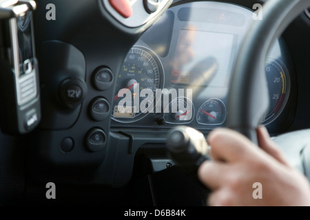 Innen Kabine Ansicht Hand hält Lenkrad Iveco LKW mit Teil des Dashboard sichtbar Stockfoto