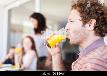 Mann, Glas Orangensaft trinken Stockfoto