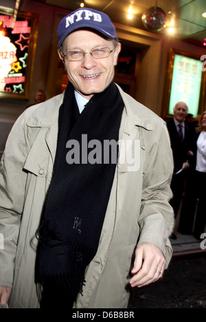 David Hyde Pierce Freunde und Familie verlassen New York Longacre Theater, wo Kelsey Grammer seine vierte Frau Kayte heiratet Stockfoto