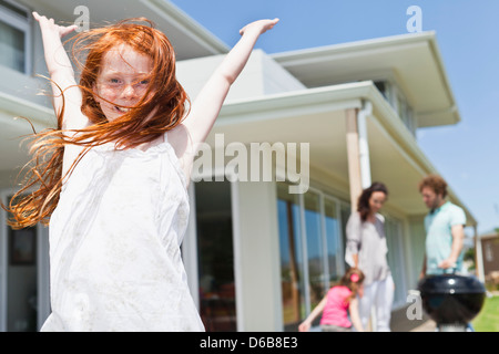 Lächelndes Mädchen jubeln im Hinterhof Stockfoto