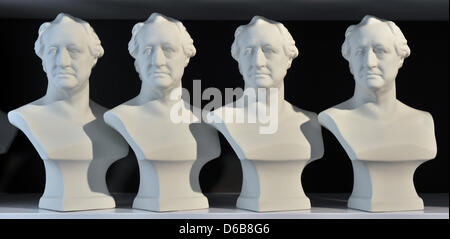 Büsten des Schriftstellers Johann Wolfgang von Goethe aus Biskuit China können im Shop des Goethe-Nationalmuseums in Weimar, Deutschland, 23. August 2012 gekauft werden. Eine neue Ausstellung über Goethe im Goethe-Nationalmuseum mit dem Titel "Leben Flodds - Taten-Sturm" am 28. August 2012 eröffnet wird. Foto: MARTIN SCHUTT Stockfoto