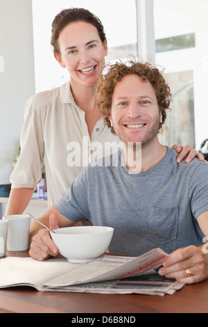 Paar lesen Zeitung beim Frühstück Stockfoto