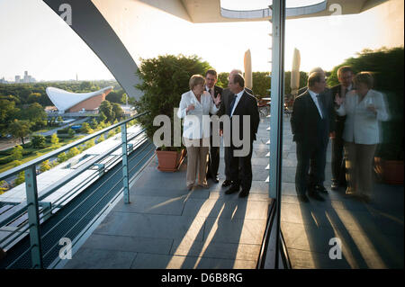 HANDOUT - Bundeskanzlerin Angela Merkel (CDU) Und Frankreichs Präsident Francois Hollande Unterhalten Sich Zu Beginn Ihres Treffens Auf der Dachterasse Im Bundeskanzleramt in Berlin. Foto: Guido Bergmann/Bundesregierung dpa Stockfoto