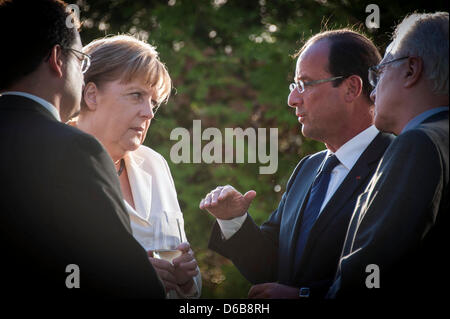 HANDOUT - Bundeskanzlerin Angela Merkel (CDU) Und Frankreichs Präsident Francois Hollande (2.v.r.) Unterhalten Sich Zu Beginn Ihres Treffens Auf der Dachterasse Im Bundeskanzleramt in Berlin. Foto: Guido Bergmann/Bundesregierung dpa Stockfoto