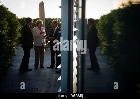 HANDOUT - Bundeskanzlerin Angela Merkel (CDU) Und Frankreichs Präsident Francois Hollande (r) Unterhalten Sich Zu Beginn Ihres Treffens Auf der Dachterasse Im Bundeskanzleramt in Berlin. Foto: Guido Bergmann/Bundesregierung dpa Stockfoto