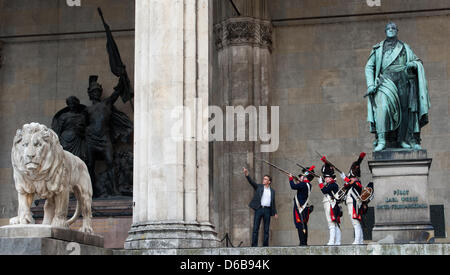 Drei Männer historische militärische Uniformen stehen neben ein Denkmal der bayerische Feldmarschall Karl Philipp von Wrede an der monumentalen Loggia Feldherrnhalle in München, Deutschland, 24. August 2012. Die drei Männer erstellt eine perfekte Atmosphäre in einem Presse-Event für die Präsentation eines Buches über das historische Thema "Napoleon und Feldmarschall Wrede" initiiert. Foto: PETER KNEFFEL Stockfoto