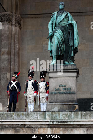 Drei Männer historische militärische Uniformen stehen neben ein Denkmal der bayerische Feldmarschall Karl Philipp von Wrede an der monumentalen Loggia Feldherrnhalle in München, Deutschland, 24. August 2012. Die drei Männer erstellt eine perfekte Atmosphäre in einem Presse-Event für die Präsentation eines Buches über das historische Thema "Napoleon und Feldmarschall Wrede" initiiert. Foto: PETER KNEFFEL Stockfoto