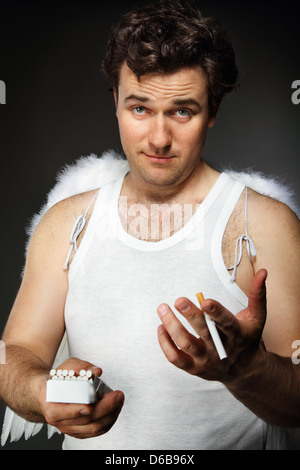 Herr Angel mit Zigaretten. Stockfoto