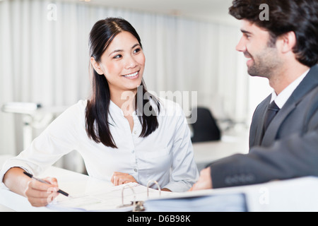 Geschäftsleute arbeiten zusammen Stockfoto