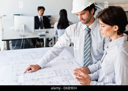 Geschäftsleute, die Baupläne lesen Stockfoto