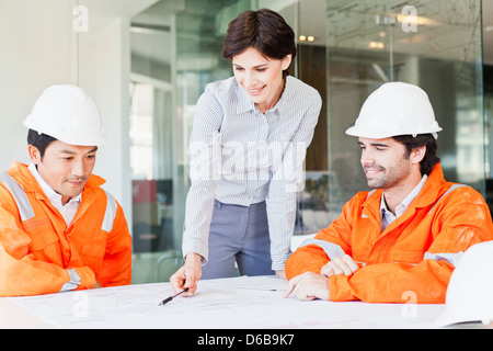 Business-Leute reden in treffen Stockfoto