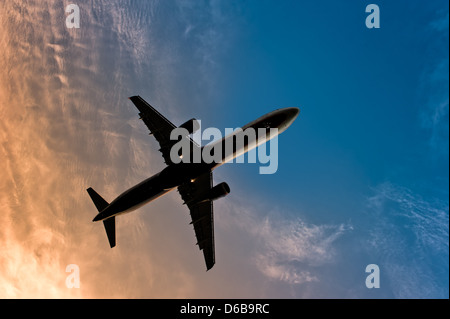 Verkehrsflugzeug Silhouette gegen den blauen Himmel Stockfoto