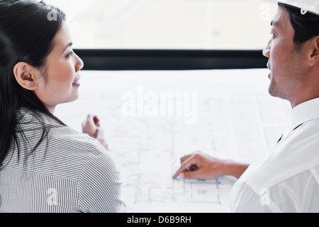 Geschäftsleute, die Baupläne lesen Stockfoto