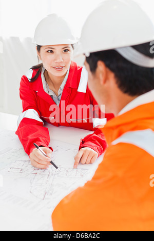 Geschäftsleute, die Baupläne lesen Stockfoto