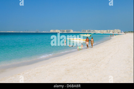 Dubai, am Strand des Oasis Resorts im neuen Marina Quartier Stockfoto