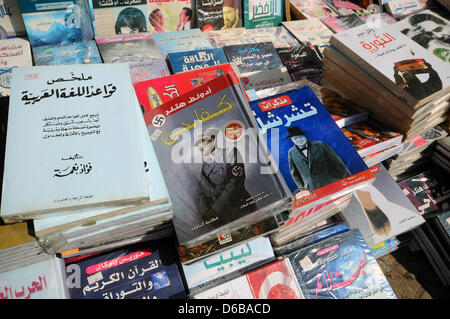 Eine arabische Übersetzung von Adolf Hitlers "Mein Kampf" sitzt neben Churchill Biographie in einem Buch Stand auf dem Tahrir-Platz in Kairo, Ägypten, 24. August 2012. Dieses Buch ist in Deutschland verboten, sondern ist in der arabischen Welt sehr beliebt. Foto: Matthias Toedt Stockfoto