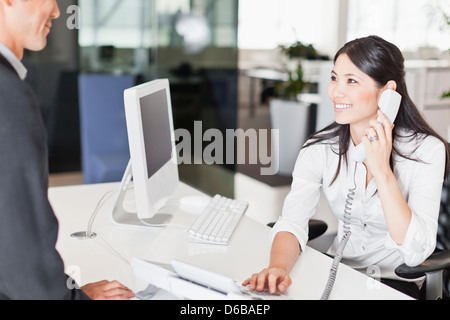 Geschäftsleute im Gespräch im Büro Stockfoto