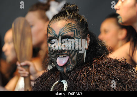 Das Museum Embankment Festival wird mit einem echten Maori Kapa Haka (Tanz und Gesang) auf der Bühne des New Zealand am Ufer des Mains in Frankfurt Main, Deutschland, 24. August 2012 geöffnet. Rund 3 Millionen Menschen sollen die Partei ist einer der größten kulturellen Fesivals in Europa, bis Sonntag Abend. Neuseeland ist dieses Jahr bevor Beging Fitnessstudio vorhanden die Stockfoto