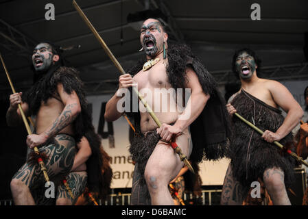 Das Museum Embankment Festival wird mit einem echten Maori Kapa Haka (Tanz und Gesang) auf der Bühne des New Zealand am Ufer des Mains in Frankfurt Main, Deutschland, 24. August 2012 geöffnet. Rund 3 Millionen Menschen sollen die Partei ist einer der größten kulturellen Fesivals in Europa, bis Sonntag Abend. Neuseeland ist dieses Jahr bevor Beging Fitnessstudio vorhanden die Stockfoto