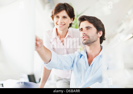 Geschäftsleute, die am Computer arbeiten Stockfoto