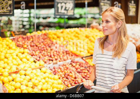 Frau im Supermarkt einkaufen Stockfoto