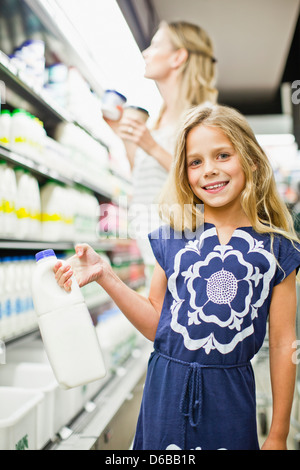 Mutter und Tochter im Supermarkt Stockfoto