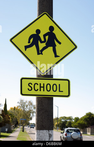 Schule Kreuzung Zeichen warnen Sie betreten einen Schule Zone in städtischen Neuseeland Stockfoto