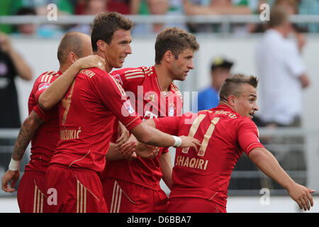 Münchner Mario Mandzukic (2 L) feiert sein 2: 0 Tor Arjen Robben (L), Thomas Müller (M) und Xherdan Shaqiri in der deutschen Bundesliga-Fußballspiel zwischen der SpVgg Greuther Fürth und dem FC Bayern München in der Trolli Arena in Fürth, Deutschland, 25. August 2012. Foto: DANIEL KARMANN (Achtung: EMBARGO Bedingungen! Die DFL ermöglicht die weitere Nutzung von bis zu 15 Bilder auf Stockfoto