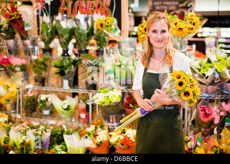 Lebensmittelhändler im Blumengeschäft Abschnitt Stockfoto