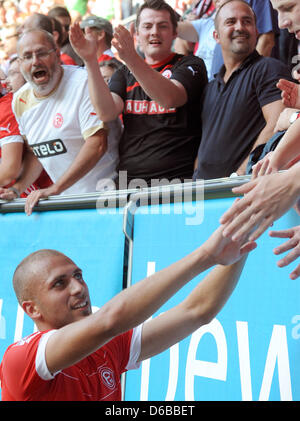 Düsseldorfer Dani Schahin feiert mit den Fans nach die deutschen Fußball-Bundesliga-Fußball-Spiel zwischen FC Augsburg und Fortuna Düsseldorf in der SGL Arena in Augsburg, Deutschland, 25. August 2012. Foto: STEFAN PUCHNER Stockfoto