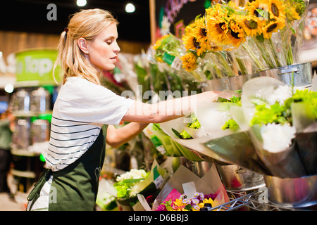 Lebensmittelhändler im Blumengeschäft Abschnitt Stockfoto