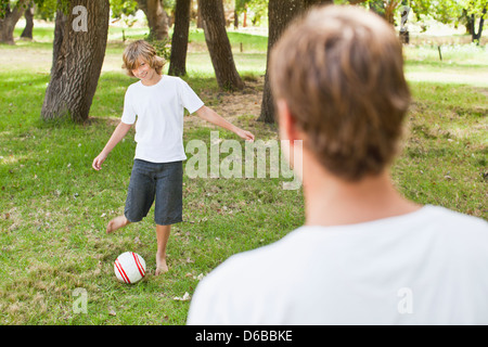Vater und Sohn spielen im park Stockfoto