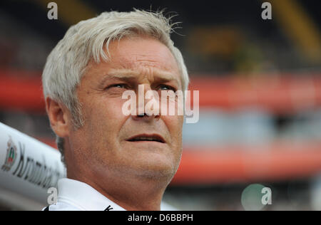 Frankfurts Kopf gesehen Trainer Armin Veh in der deutschen Bundesliga-match zwischen Eintracht Frankfurt und Bayer 04 Leverkusen in der Commerzbank-Arena in Frankfurt Am Main, Deutschland, 25. August 2012. Foto: Arne Dedert Stockfoto