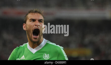 Wolfsburgs Bas Dost feiert sein 1: 0-Tor der deutschen Fußball-Bundesliga-Fußballspiel zwischen VfB Stuttgart und VfL Wolfsburg im Mercedes-Benz Arena in Stuttgart, Deutschland, 25. August 2012. Foto: Marijan Murat Stockfoto