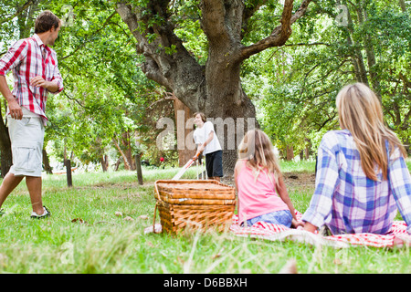 Familie entspannende zusammen im park Stockfoto