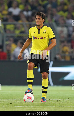 Der Dortmunder Mats Hummels steuert den Ball in der deutschen Bundesliga-Fußballspiel zwischen Borussia Dortmund und Werder Bremen im Signal-Iduna-Park in Dortmund, Deutschland, 24. August 2012. Foto: Revierfoto Stockfoto