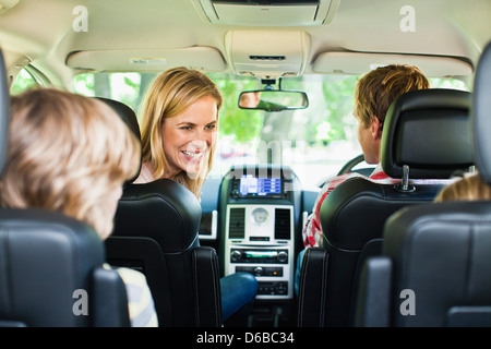 Familie zusammen im Auto fahren Stockfoto