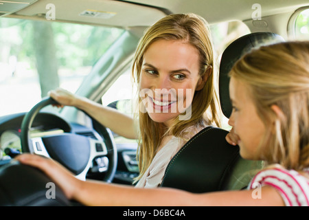 Mutter und Tochter im Auto sprechen Stockfoto